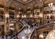Azizah Salsha Menggoda Paris: 8 Potret Memukau di Palais Garnier yang Megah