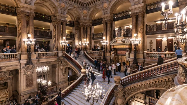Azizah Salsha Menggoda Paris: 8 Potret Memukau di Palais Garnier yang Megah