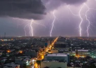 Cuaca Semarang: Panas Terik di Pagi Minggu, Hujan Gerimis dengan Petir Menjelang Malam