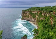 Menyelami Sejarah Uluwatu: Dari Pantai Tabu Menjadi Surga Surfing Dunia