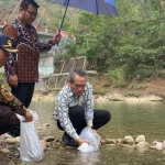 Ritual Menebar Ikan di Danau TPU Tanah Kusir, Keluarga Vidi Aldiano dan Vidies Rayakan 40 Hari Peringatan