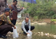 Ritual Menebar Ikan di Danau TPU Tanah Kusir, Keluarga Vidi Aldiano dan Vidies Rayakan 40 Hari Peringatan