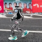 Robot Humanoid Lightning Pecahkan Rekor Half-Marathon di Beijing, Waktu 50 Menit 26 Detik