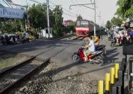 10 Tips Aman Berkendara Hybrid Saat Menyeberang Rel Kereta Api