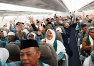 Antusiasme Fans Apple dan Jemaah Haji di Pagi Hari: Antre Subuh dan Tinjau Layanan