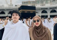 Atta Halilintar Memantau Ibadah Haji Mertuanya di Makkah