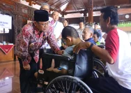 Bupati Kudus Sam'ani Serahkan Kursi Roda untuk Anak Penyandang Cerebral Palsy