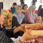 Inovasi Ramah Lingkungan: Masjid Agung Darussalam Cilacap Gunakan Besek untuk Pembagian Daging Kurban