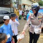Jumat Berkah Polres HST Bagikan Nasi Kotak kepada Abang Becak, Rayakan Hari Buruh dan HUT Bhayangkara ke-80