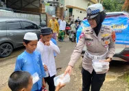 Jumat Berkah Polres HST Bagikan Nasi Kotak kepada Abang Becak, Rayakan Hari Buruh dan HUT Bhayangkara ke-80