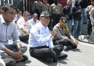 Massa Tidur di Kantor Gubernur, Tetap Minta Cabut Pergub JKA