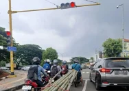 Motor Tersangkut di Tiang Lampu Lalu Lintas di Kanada