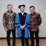 Azriel Hermansyah Raih Gelar Magister Ilmu Politik Bersama Orang Tua