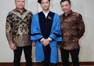 Azriel Hermansyah Raih Gelar Magister Ilmu Politik Bersama Orang Tua