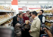 Bupati Karawang Tegaskan Perlindungan Pedagang Kecil dari Izin Ritel Modern