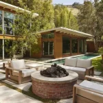 Dakota Johnson Jual Rumah Mewah di West Hollywood