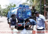 Karyawan PDAM Makassar Mencari Solusi Kebocoran Air Bersih