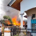 Kebakaran Hebat di Desa Sebukar Kerinci: Warga Berupaya Menyelamatkan Barang-Barang