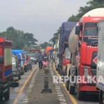 Kemacetan Panjang di Jalur Pantura Pati-Juwana, Kendaraan Terjebak Berjam-jam