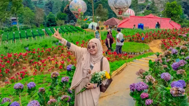 Liburan Singkat di Bandung: Petik Strawberry hingga Ngopi Kekinian