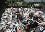 Mahasiswa UMK Turun Langsung Sisir Sampah di Kali Gelis untuk Mencegah Banjir
