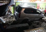 Mobil Pengangkut MBG Tabrak Rumah Warga di Pati, Sandal Tersangkut Pedal Gas