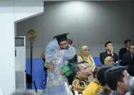 Orangtua Acha Sinaga Wisuda dengan Prestasi Mencengangkan!