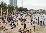 Pantai Ancol Tetap Dipadati Wisatawan di Hari Terakhir Libur