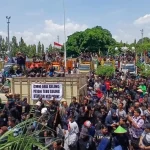 Petani Blora Tuntut Janji Serapan Panen dengan Aksi Tumpah Tebu di Pabrik Gula GMM