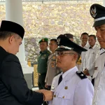 Pj Kades Banua Adolang Perkuat Kerukunan dan Santuni Lansia Melalui Safari Jumat