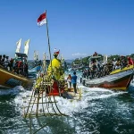 Prajurit TNI AL Sertai Tradisi Sedekah Laut di Pati untuk Menghargai Rasa Syukur Masyarakat