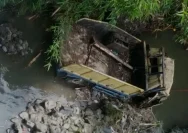 Truk Terbalik ke Sungai di Jalan Lingkar Kapar-Walangsi: Sopir Selamat