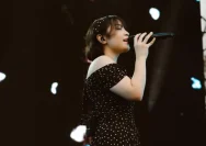 Bernadya Outfit Colorful: Intip 4 Penampilan Cerah di Video Klip ‘Rabun Jauh’