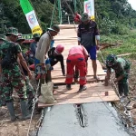 Jembatan Garuda Dibangun: Sinergi TNI dan Warga Sikasur Percepat Akses dan Ekonomi