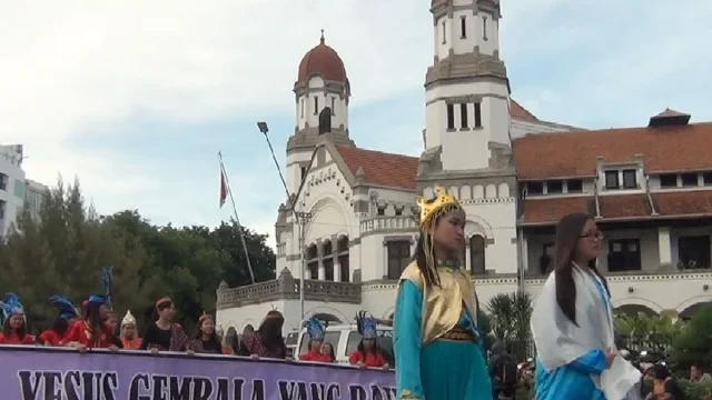 Karnaval Paskah Semarang: GBT Kristus Penebus dan STT Kristus Alfa Omega Bentangkan Bendera Ratusan Meter