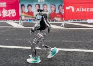 Robot Humanoid Lightning Pecahkan Rekor Half-Marathon di Beijing, Waktu 50 Menit 26 Detik