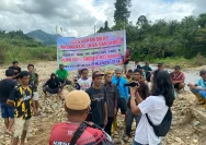 Warga Batursari Gelar Aksi Banner Tuntut Perbaikan Jalan Desa Batursari yang Tergenang Bertahun-tahun