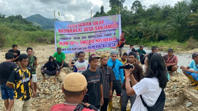 Warga Batursari Gelar Aksi Banner Tuntut Perbaikan Jalan Desa Batursari yang Tergenang Bertahun-tahun