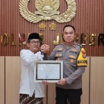 Zainal Petir Raih Penghargaan Bergengsi IKADIN atas Dedikasi Membela Rakyat Kecil