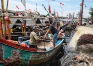 Aktivitas Perbaikan Kapal Nelayan Kerang di Cilincing: Membangkitkan Kembali Harapan Para Nelayan