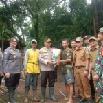 Buruh Bekasi Dapat Penghasilan Tambahan Melalui Program Ketahanan Pangan dari Polisi