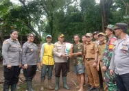 Buruh Bekasi Dapat Penghasilan Tambahan Melalui Program Ketahanan Pangan dari Polisi