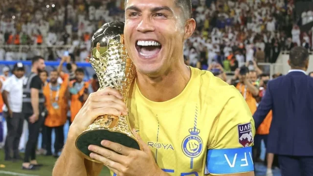 Cristiano Ronaldo Siap Angkat Trofi Pertama Bersama Al Nassr di Liga Arab Saudi