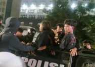 Demo Mahasiswa di Kementerian Pendidikan Memanas, Wamendik Hadapi Massa di Tengah Kontroversi Nasional