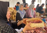 Inovasi Ramah Lingkungan: Masjid Agung Darussalam Cilacap Mengganti Plastik dengan Besek untuk Pembagian Daging Kurban