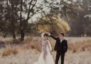 Kilau Gaya Prewedding Jennifer, Justin & Kamari dalam Sentuhan Wastra Indonesia yang Memukau