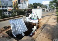 Lubang Besar di Jalan Inspeksi Kalimalang: Waspada Pengguna Jalan