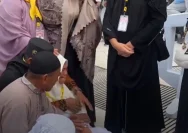 Momen Haru Ashanty saat Cium Hajar Aswad di Tanah Suci