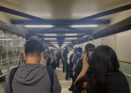 Penumpang Halte CSW Berdesakan Saat Transjakarta Tersendat Banjir, Tekanan Transportasi Kota Meningkat Tajam