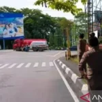 Satpol PP Karawang Membongkar Reklame Usang di Titik Strategis